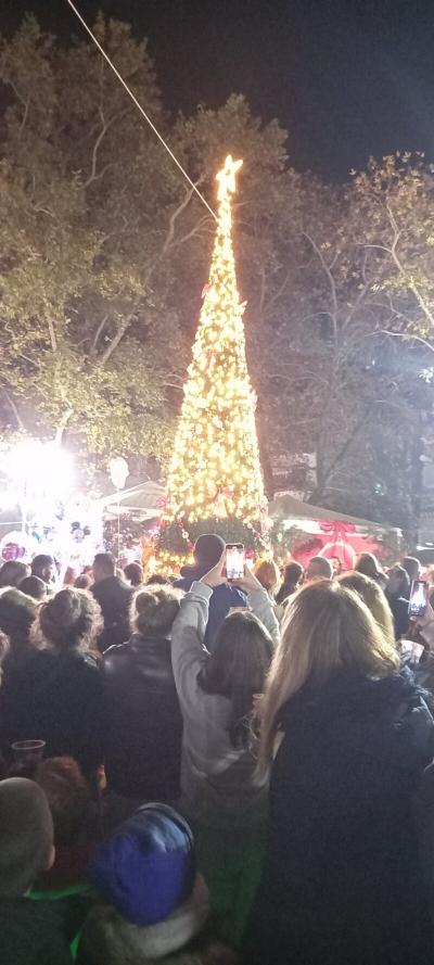 Φωταγωγήθηκε το Χριστουγεννιάτικο Δέντρο στη Σκύδρα με κρητικό γλέντι